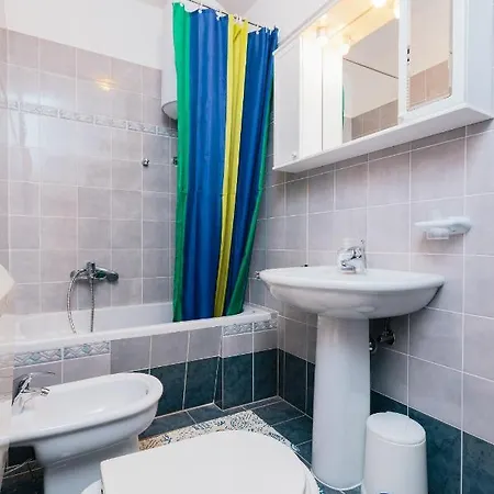 With A Parking Space Stinjan, - 15560 Póla