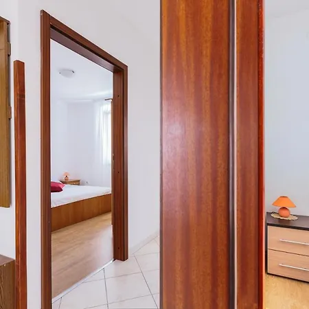 With A Parking Space Stinjan, - 15560 * Póla