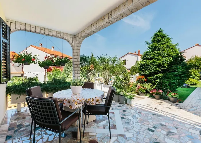 With A Parking Space Stinjan, - 15560 Апартаменти